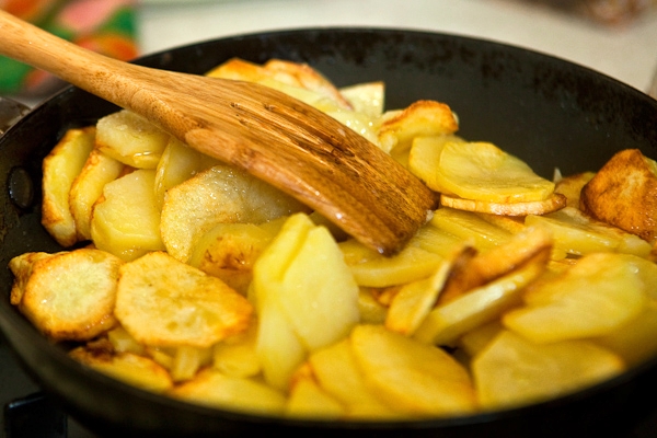 Как жарить картошку на сковороде?