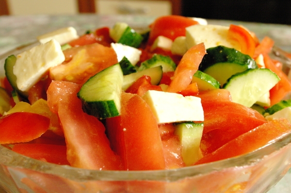 Салат с помидорами и огурцами и сыром: рецепт 