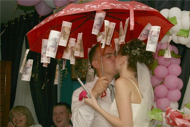Как подарить деньги на свадьбу?