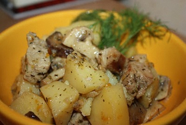 Как приготовить молодой картофель со свининой в мультиварке?
