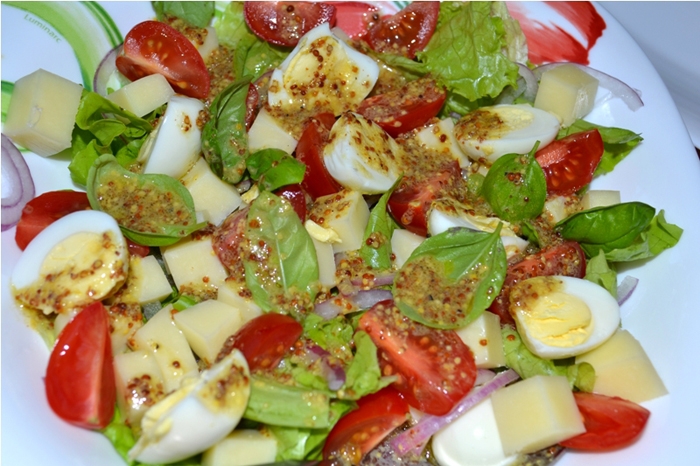 Салат с перепелиными яйцами и помидорами черри