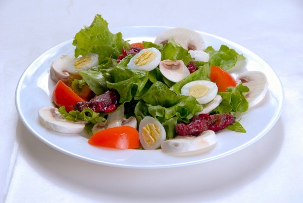 Сытный салат с перепелиными яйцами: рецепт для ужина