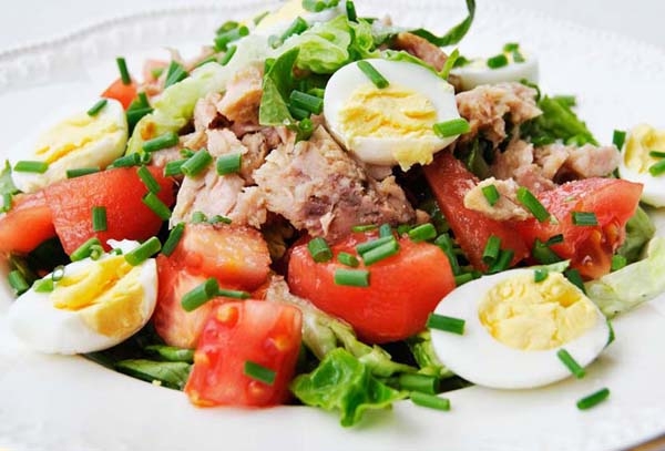 Рыбный салат с перепелиными яйцами: рецепт и рекомендации