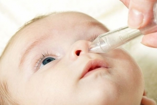 Как правильно промыть нос физраствором младенцу?