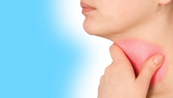 появление боли в горле при глотании служит показателем того, что в организме присутствует бактериальная или вирусная инфекция