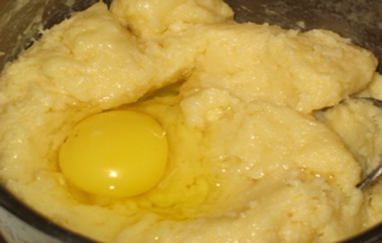Добавить в заварное тесто яйца