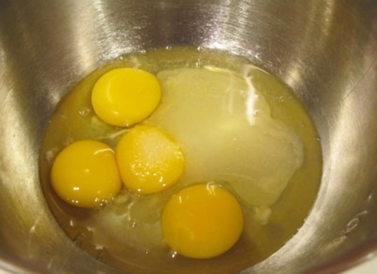 Вбить яйца в глубокую посуду