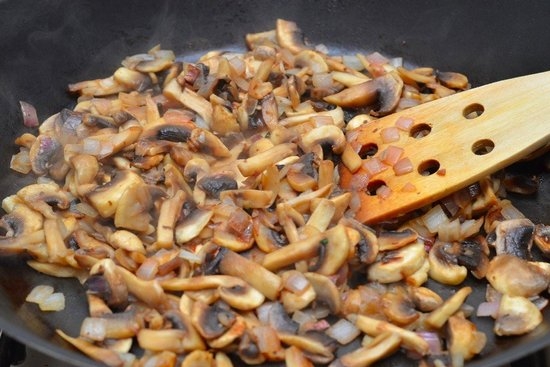 Грибной суп-крем из шампиньонов: обжаренные грибы с луком