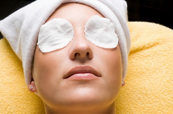 Многим приходилось решать проблему, как снять аллергический отек с глаз