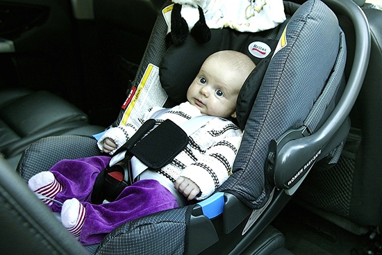 Медики сходятся в одном, что для безопасности вашего малыша при езде в автомобиле использование специальных удерживающих средств обязательно