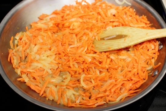 Тефтели с рисом: добавление моркови