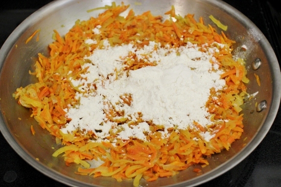 Тефтели с рисом: добавление муки