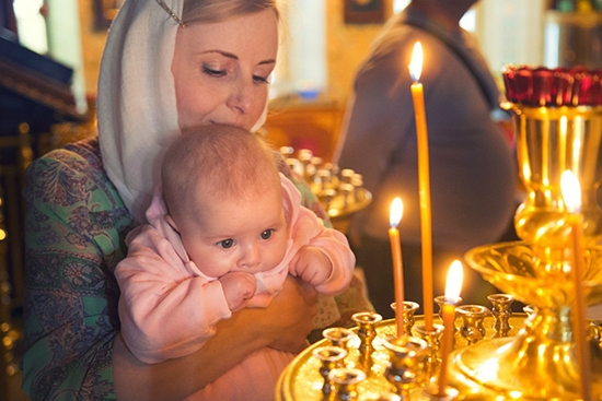 По православным обычаям крестильный комплект должна выбирать крестная мать