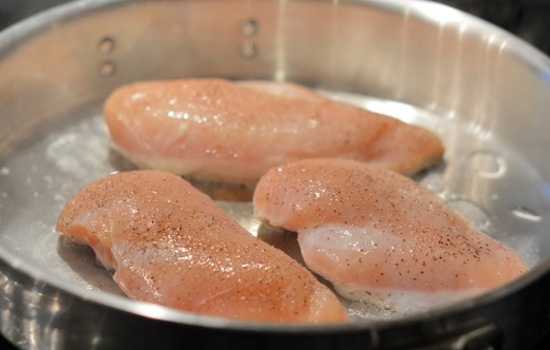 Куриное филе в сметанном соусе на сковороде: мясо