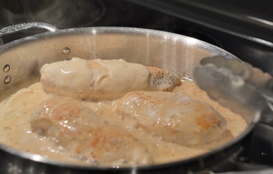 Как приготовить куриное филе в сметанном соусе на сковороде?
