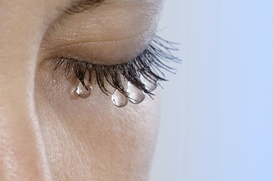 Чтобы узнать, как убрать отек с глаз после слез, разберемся, из-за чего именно возникают такие последствия