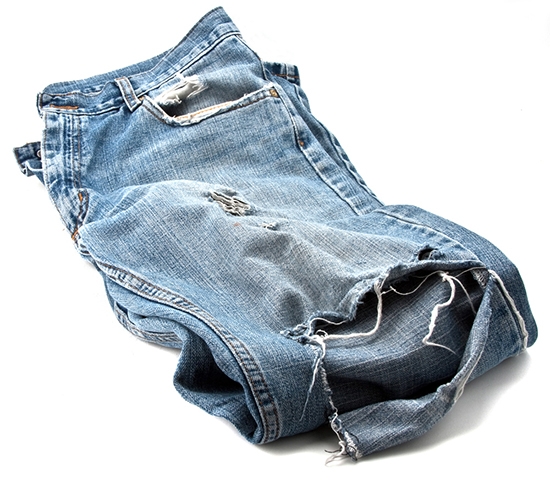 Потертости или дырки на джинсах в области колен образуются достаточно часто