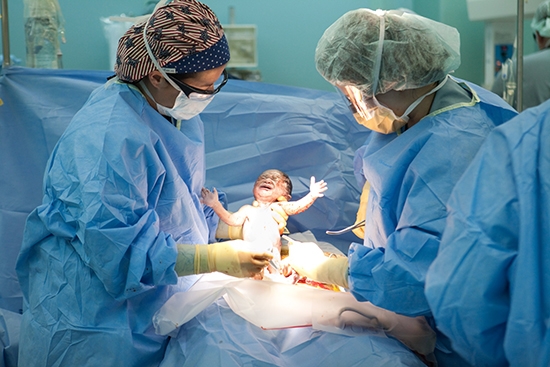 Если беременная не решается рожать сама, а хочет прибегнуть к помощи хирургии