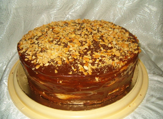 Торт сникерс с кремом с вареной сгущенкой и орехами