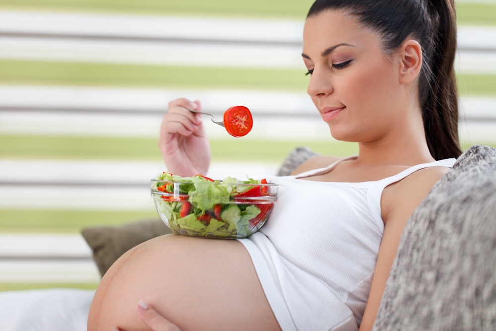 На протяжении первых месяцев беременности женщина может не ощущать отклонений в своем здоровье 