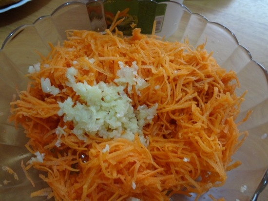 Морковь и чеснок для начинки куриного рулета