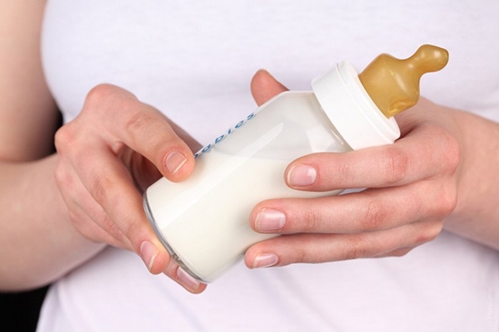 Как сцеживать грудное молоко руками при лактостазе?
