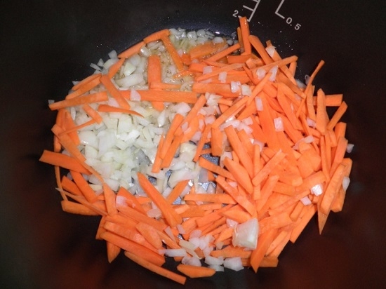 Обжарка лука и моркови в мультиварке
