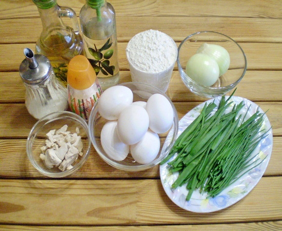 Пирожки с луком и яйцом на сковороде: состав