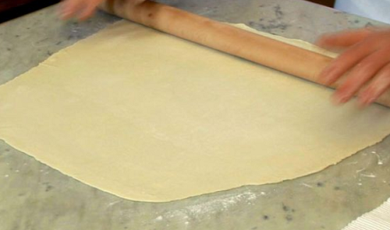 Как сделать слоеное тесто для пирога быстро?