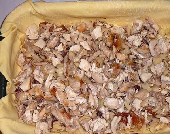 Пирог из слоеного дрожжевого теста с курицей