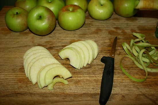 Помытые яблоки нарезаем