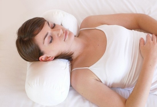 Используйте специальную подушку для отдыха шеи
