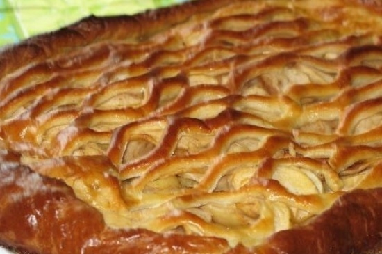 Пирог из слоеного дрожжевого теста с яблоками