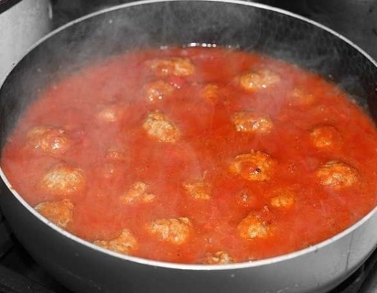 Обжаренные тефтели заливаем приготовленным томатным соусом