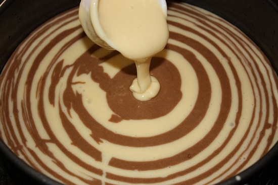 По 2 ст. л. поочередно выкладываем белое и шоколадное тесто