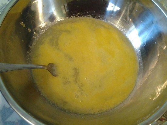 Растопленный сливочный маргарин добавляем