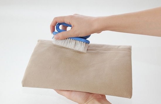 Как почистить замшевую сумку в домашних условиях?