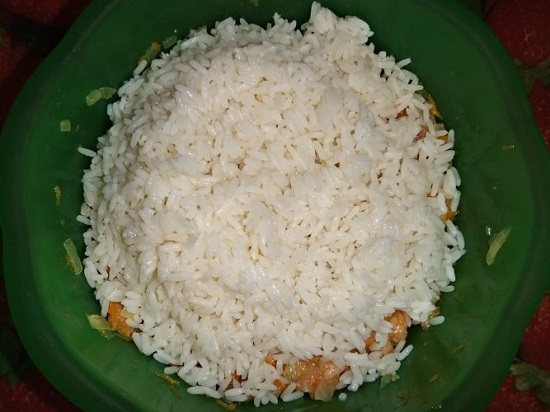 Перекладываем в миску с фаршем остывший рис