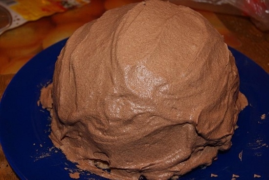 равномерным слоем наносим крем с добавлением порошка какао