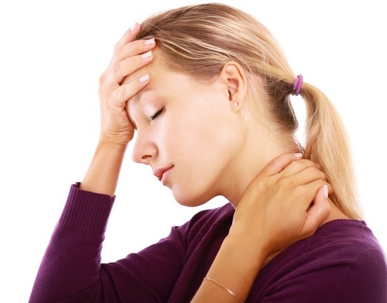 При остеохондрозе шейного отдела позвоночника может появиться головная боль