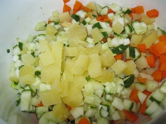 Нарезаем остывшие печеные овощи