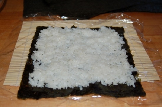 распределяем рис тоненьким слоем