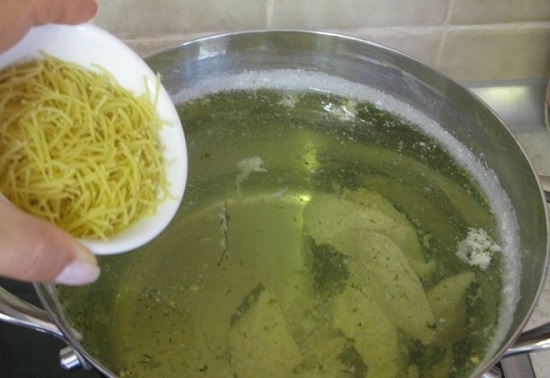 Рецепт вермишелевого супа с курицей, грибами и шпинатом: шаг 5