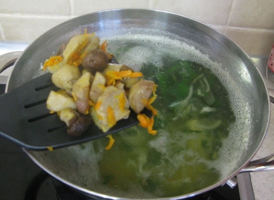 Рецепт вермишелевого супа с курицей, грибами и шпинатом: шаг 6