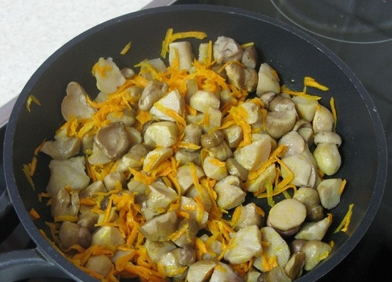 Рецепт вермишелевого супа с курицей, грибами и шпинатом: шаг 4