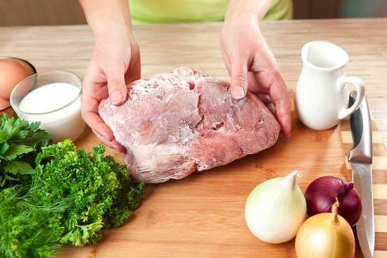 Как правильно и быстро разморозить мясо в домашних условиях: советы