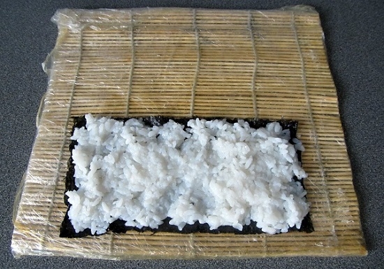 Распределяем по всей поверхности ровным слоем рис