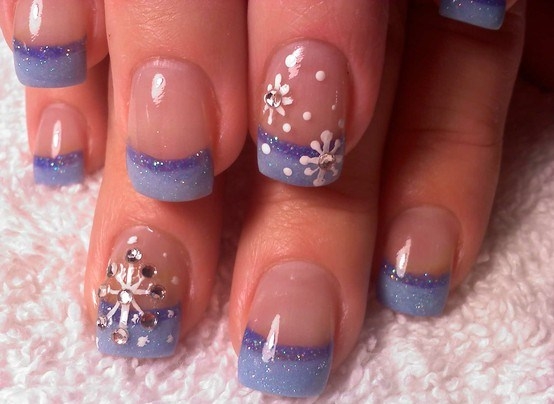 Снежинки на ногтях с градиентом