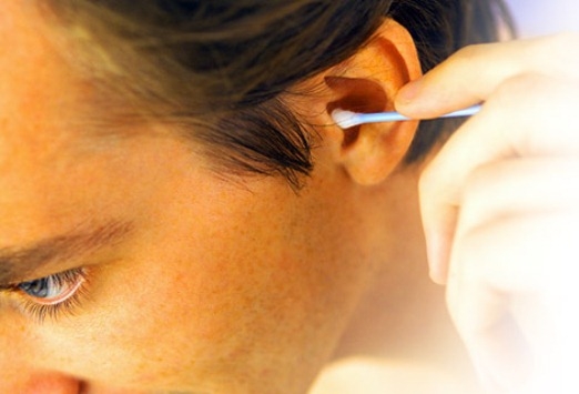Причины появления серных пробок в ухе. Как почистить ухо в домашних условиях?