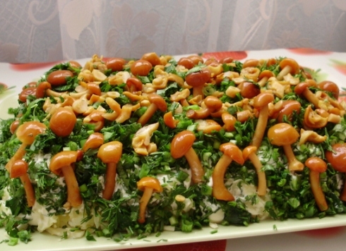 Салат Лесная полянка с опятами и сыром: рецепт
